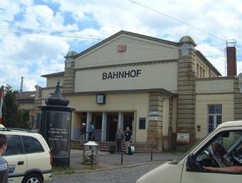 Gotha (Residenzstadt) 25.- 27.05.2005 - Peter und Manfred vorm Bahnhof Gotha (001)